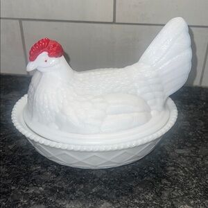 Vintage Westmoreland White and Red Hen on Nest Dish. Excellent condition